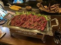 テーブルの上に盛り付けられた肉の写真