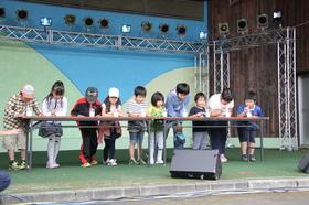 10人の子供達がステージに上がりゲームに参加している様子の写真